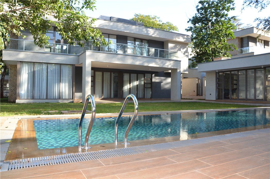 Designing Outdoor Spaces That Complement Residential Pools